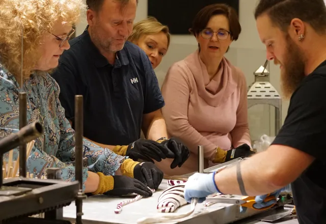 Besökare av karamellworkhop laga egna klubbor