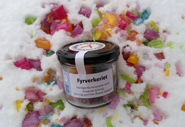 Fyrverkeriet karameller i snön