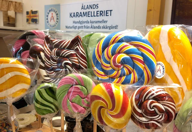 Stora färgglada klubbor i trädställning