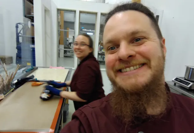 Anna och Obi laga första karamell-massa i Smakbyn