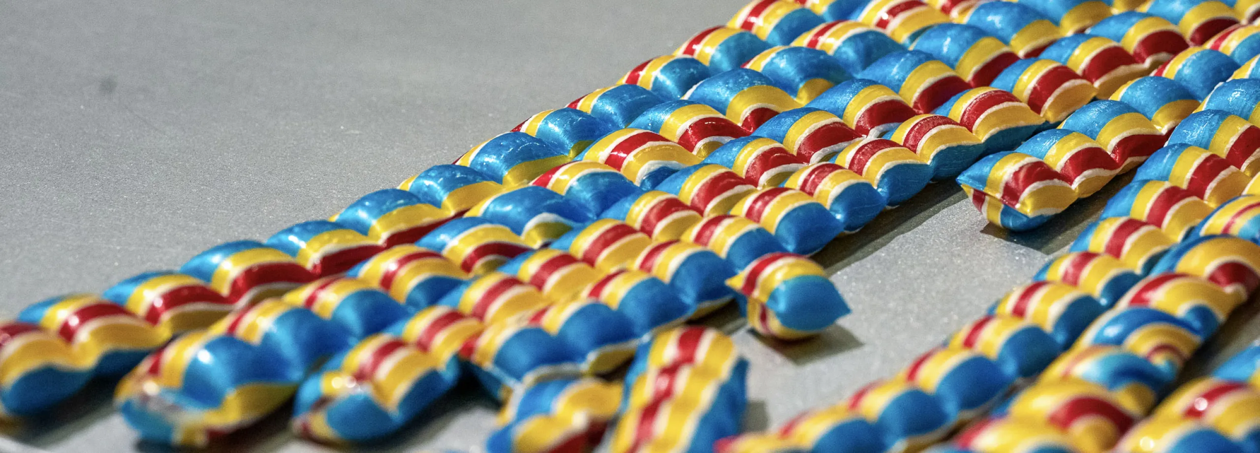 Ålands flagga karameller på brickan