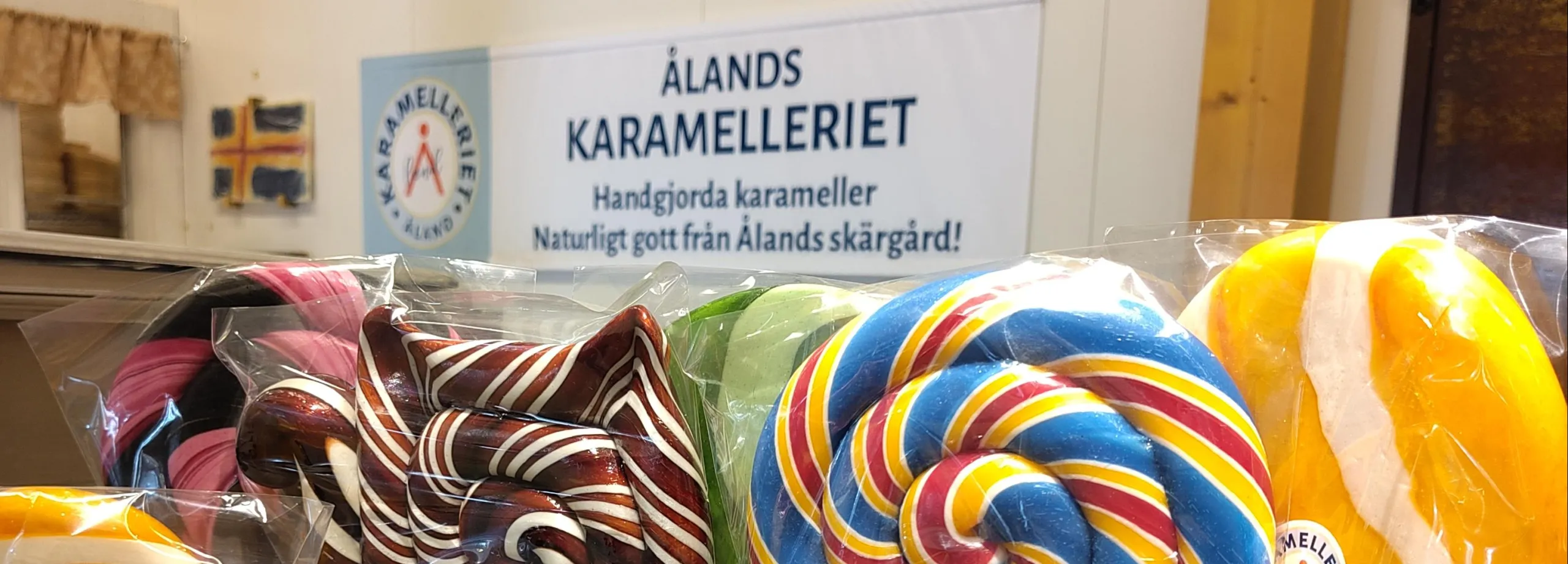 Stora färgglada klubbor i trädställning