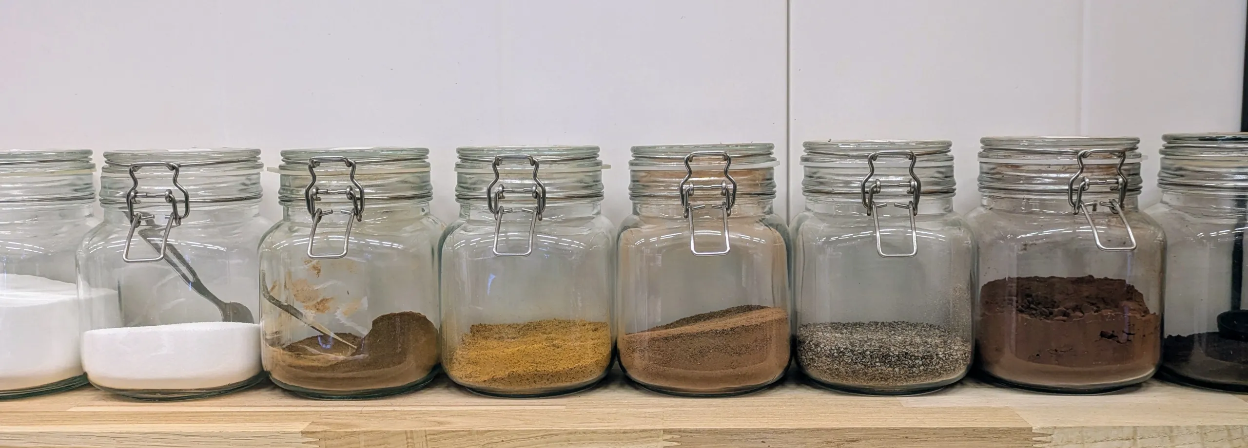 Glasburkar med ingredienserna
