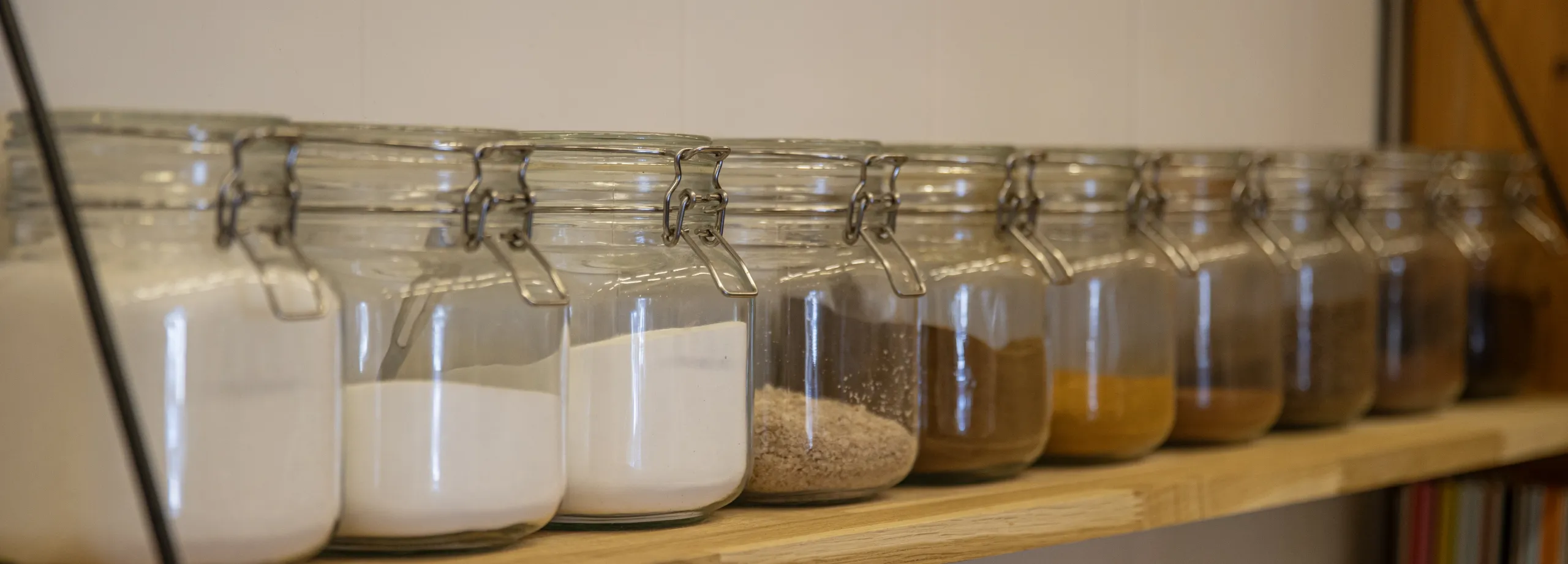 Glasburkar med olika ingredienser på en hylla