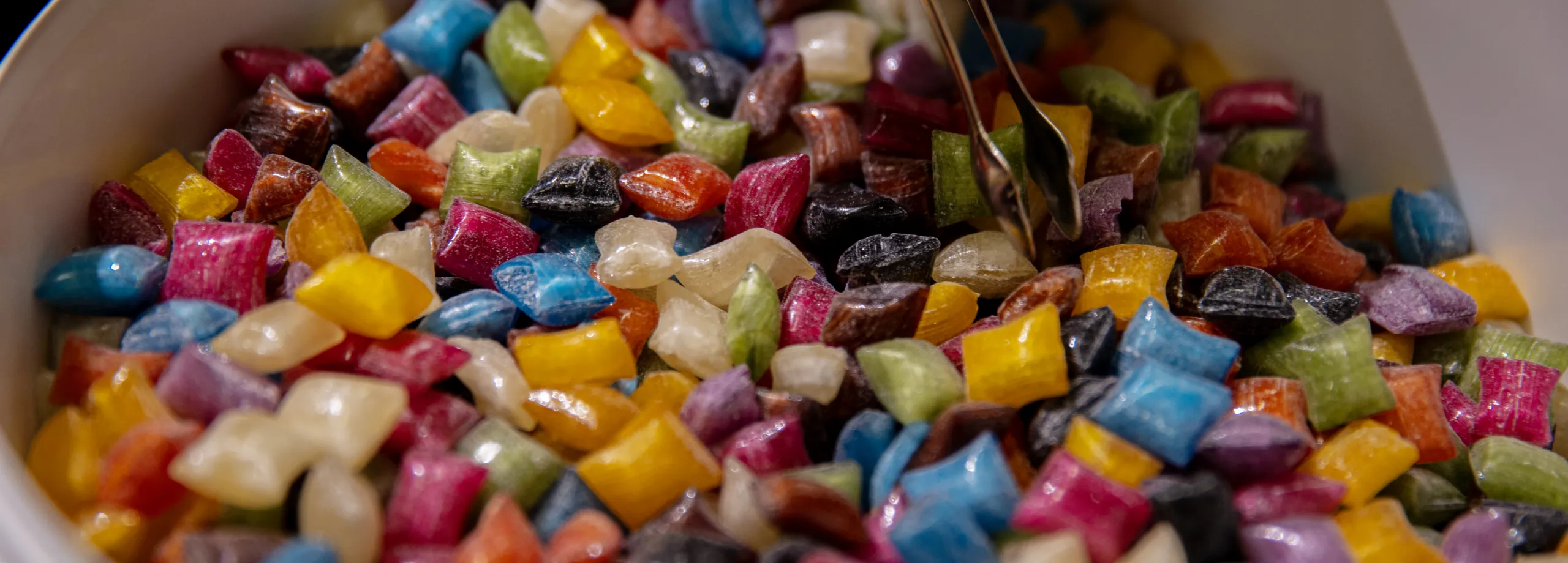 Färgglada karameller i en hink