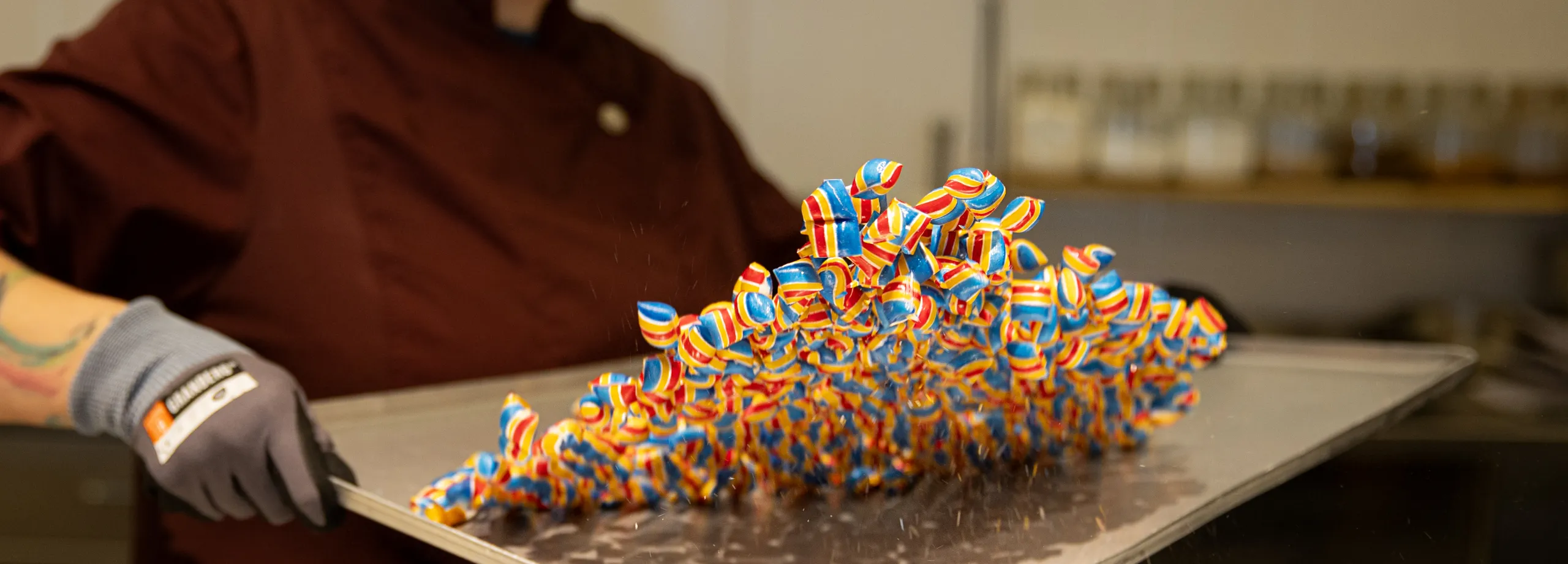 Anna skaka en bricka med karameller